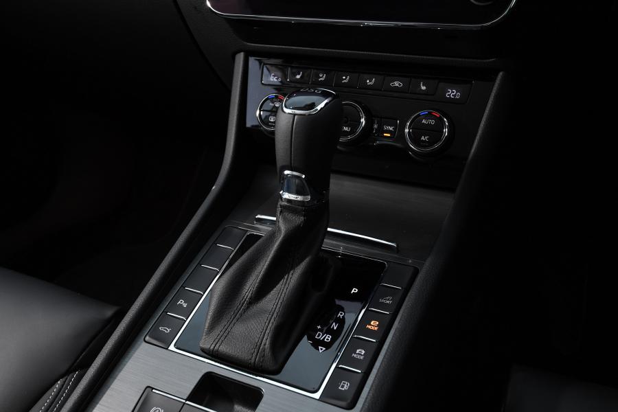 Детали интерьера Skoda Superb iV Combi (3V) 2019 года  (UK) (фото 7 из 19)